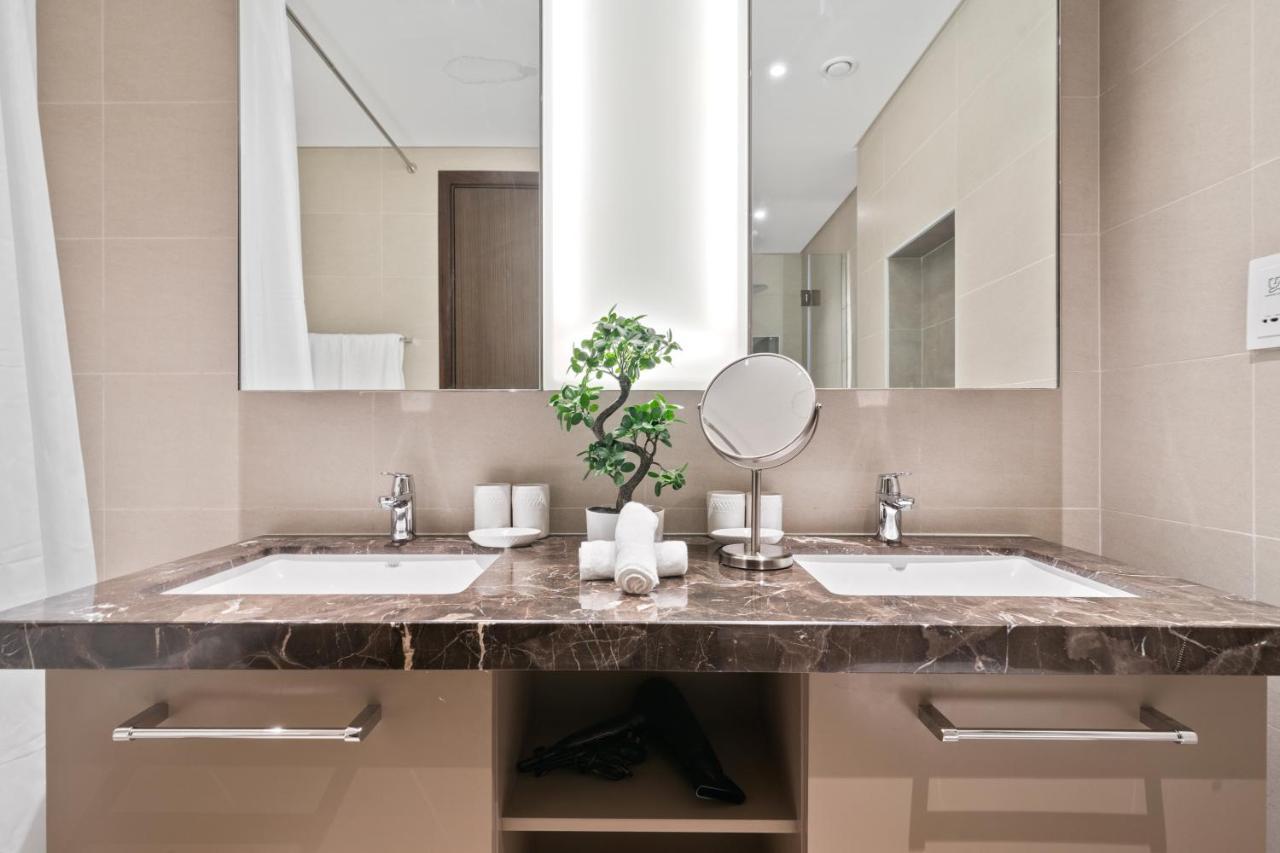 Breathtaking City Views From Dt Apt With Terrace Dubai Buitenkant foto